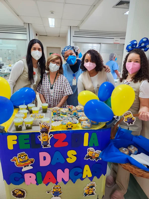Dra. Beatriz Baldas com equipe hospitalar em ação de acolhimento para crianças